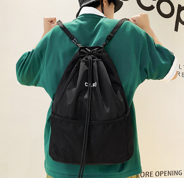 Tas sekolah dengan desain sporty dan minimalis